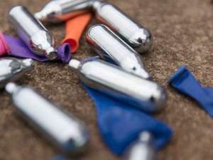 Protoxyde d'azote : de plus en plus prisé par les jeunes, pourquoi le "gaz hilarant" peut tuer