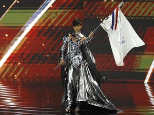 L'image du jour : Eve Gilles dévoile sa tenue de Jeanne-d'Arc au concours Miss Univers, pour incarner "une guerrière engagée pour la paix"