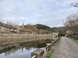 Quel est cet objet flottant qui remonte la rivière vers le centre-ville de cette commune de l'Aveyron et qui perturbe le courant ?