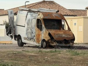 Le fourgon a brûlé en été dans cette ville d'Occitanie, il est encore au même endroit 4 mois plus tard, au grand dam des riverains