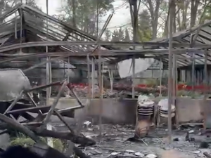 Les jeunes s'amusaient à tirer des feux d'artifice qu'ils avaient trouvés, une jardinerie part en fumée