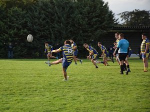 "Il est tombé comme un mort"... ou pas : en Occitanie, ce match de rugby a duré 5 minutes après deux bagarres générales et 4 cartons rouges