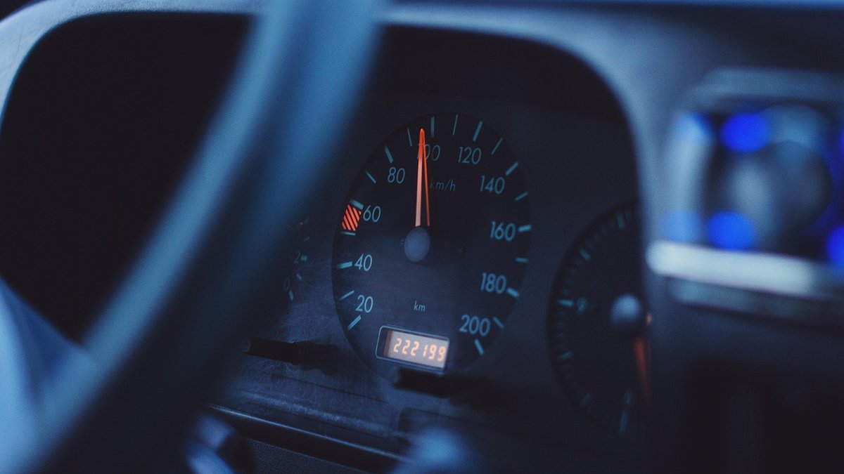 Il aurait confondu les pédales : un conducteur de 87 ans défonce le portail d’une école et traverse la cour de récréation