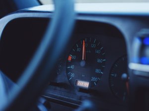 Il aurait confondu les pédales : un conducteur de 87 ans défonce le portail d'une école et traverse la cour de récréation