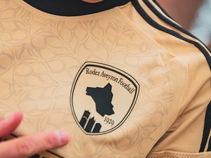 "Un maillot pour toutes les générations" : avec la rosace de la cathédrale de Rodez en filigrane, découvrez le nouveau maillot du RAF