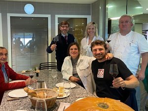 "Je quitte une famille" : après trente-cinq ans de maison, Sergio Calderon, le célèbre sommelier des Bras, passe les clés de sa "plus belle cave à vin" ce dimanche