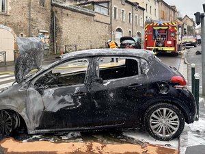 Deux voitures entrent en collision, l'une d'entre elles prend feu : trois personnes hospitalisées suite à cet accident, en Aveyron