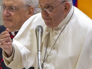 200 enfants pris en charge chaque jour : quand la papamobile du pape François transformée en clinique pourra-t-elle entrer dans Gaza ?
