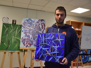 "Tout le monde peut créer" : Martin Brayle expose ses maux bleus par la peinture