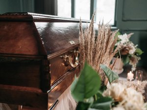 Morte depuis deux jours : elle se réveille dans son cercueil juste avant sa crémation