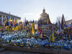 Guerre en Ukraine : un accord de paix "proche" selon Trump, Macron rejette toute "capitulation" de Kiev