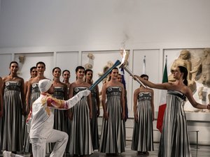 On l'aurait presque oublié, dans 72 jours, ce sont les Jeux olympiques d'hiver : en Grèce, la flamme s'est mise en route