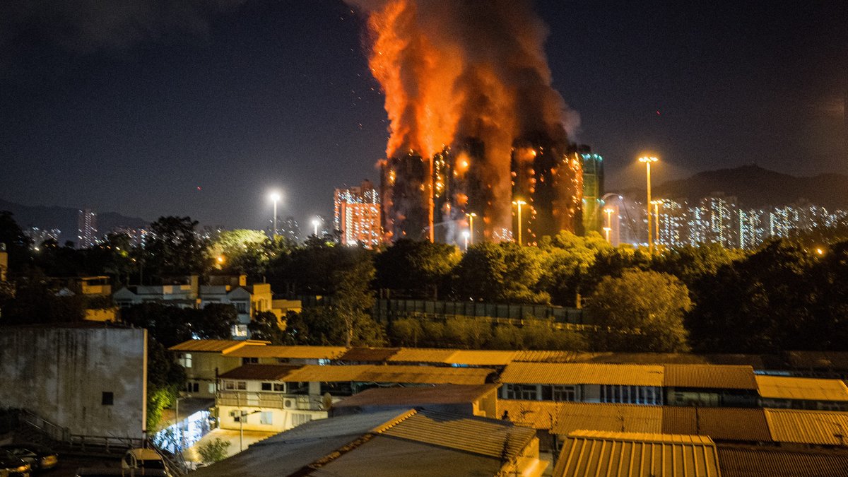 VIDÉOS. Les images des tours infernales entourées de bambou à Hong Kong, au moins 36 morts et 279 disparus