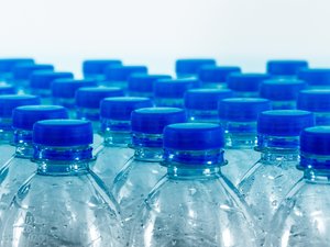 Présence de bactéries, absence de contrôles : ces quatre marques d'eau minérale en bouteille vendues en supermarché ne doivent plus être consommées