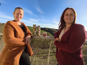 "Nous voulions quelque chose qui se fait à la main" : la culture du safran et des châtaignes, la reconversion réussie de deux soeurs sur les hauteurs de Tayrac