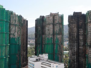 Incendie d'un complexe résidentiel à Hong Kong : le bilan grimpe à 128 morts, les pompiers annoncent la fin des opérations de lutte contre le feu