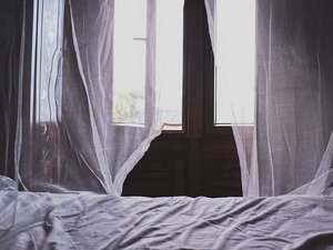 Il se cache plusieurs nuits sous le lit de son ex pour l'espionner : une mauvaise idée quand on ronfle beaucoup, ses bruits finissent par le trahir