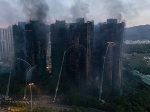 Incendie de Hong Kong : échafaudages en bambou, matériaux de chantier inflammables, alarme défaillante... Ces facteurs aggravants qui ont favorisé la propagation des flammes