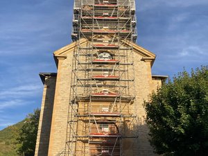 Frappé par la foudre il y a plus d'un an, le clocher de l'église de ce village de l'Aveyron est enfin de retour