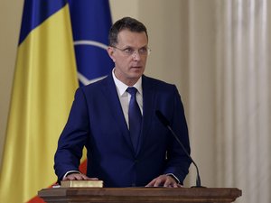 Insolite : le ministre de la Défense de ce pays frontalier à l'Ukraine démissionne, admettant avoir menti sur son CV