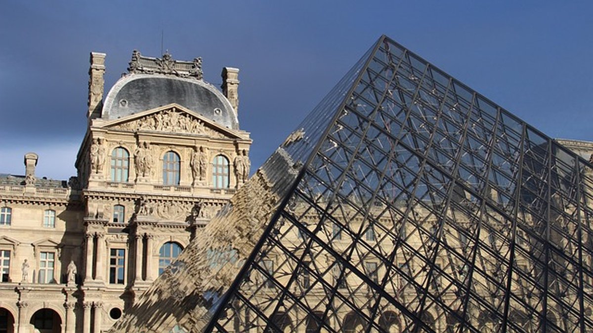 Cambriolage du Louvre : l’homme soupçonné d’être le quatrième membre du commando a été mis en examen, on ignore toujours ce que sont devenus les bijoux