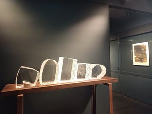 "En véritable alchimiste", les autres noirs de Bernard Dejonghe au musée Soulages de Rodez