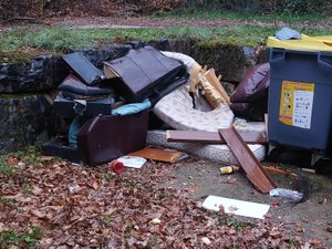 Un dépôt sauvage d'encombrants à l'endroit même où cette commune de l'Aveyron organise... une collecte d'ordures