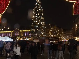 Découverte inquiétante au marché de Noël de Strasbourg : une arme et des munitions retrouvées dans des buissons au lendemain de l'ouverture