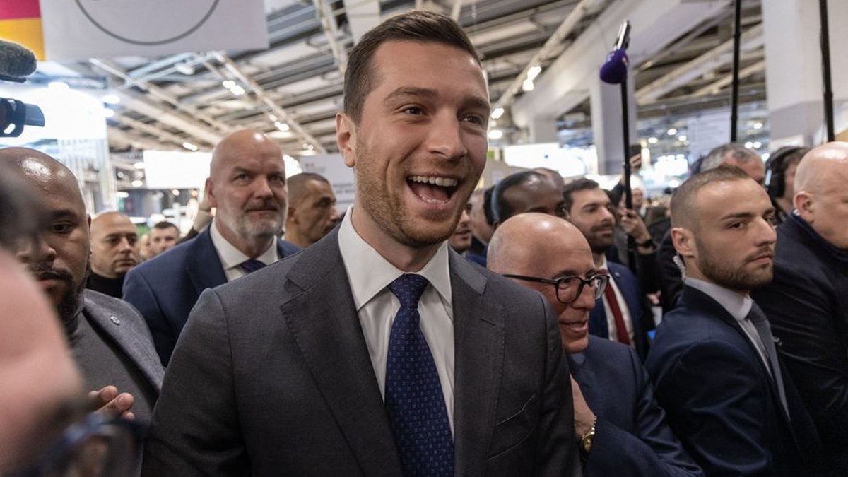 Un homme saute sur Jordan Bardella et lui écrase un œuf sur la tête lors d’une séance de dédicace