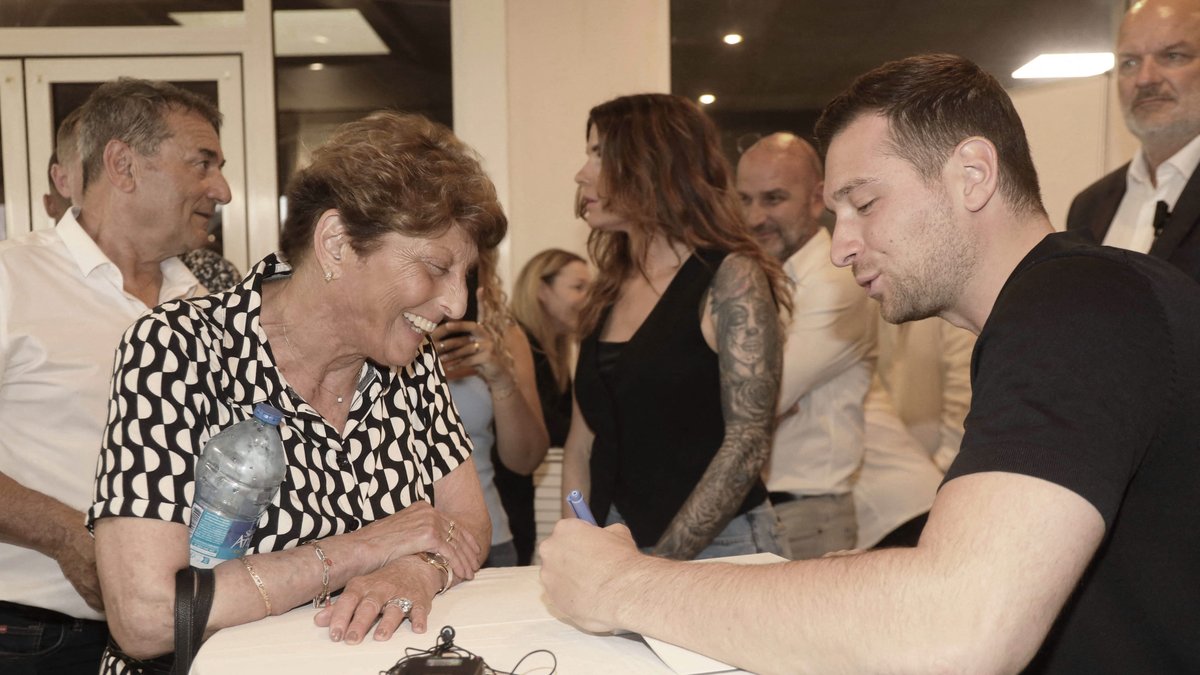 Eric Zemmour, le bus de Marine Le Pen, et maintenant la tête de Jordan Bardella : cet homme de 74 ans accueille l’extrême droite avec des jets d’œufs