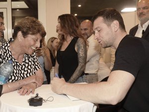 Eric Zemmour, le bus de Marine Le Pen, et maintenant la tête de Jordan Bardella : cet homme de 74 ans accueille l'extrême droite avec des jets d'oeufs