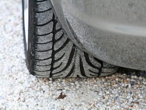 Les policiers aident une conductrice en panne sur le bord de la route... elle livrait du cannabis dans une voiture de location