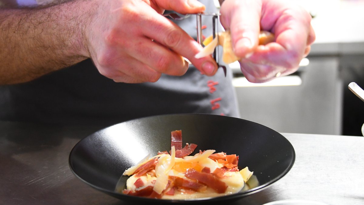 "En Aveyron, il y a de nombreux postes où l’on peut se régaler" : toujours en quête de bras, la restauration prête à s'ouvrir à la main-d'œuvre étrangère