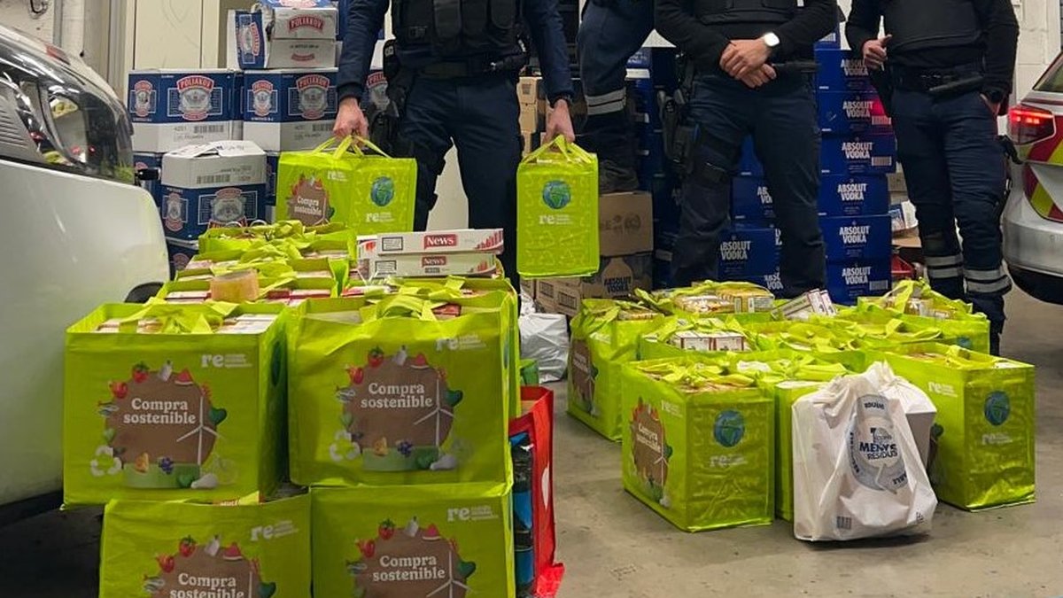 Les véhicules des contrebandiers circulant en convoi n’ont pas échappé aux douaniers : une saisie spectaculaire de 6 000 paquets de cigarettes et 420 litres d’alcool