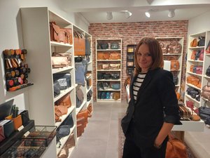 Nouveau commerce : "C'est un objet que l'on a besoin de toucher", rue du Touat à Rodez, un parfum de cuir à la maroquinerie Maison Granit