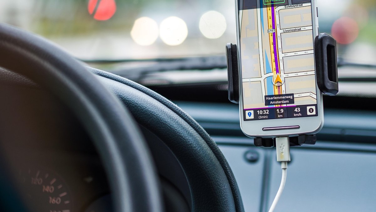 Son GPS se trompe, le livreur s’engouffre dans une ruelle trop étroite et arrache l'auvent d’un restaurant en plein service