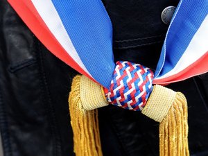 "On fait tourner la boutique" : parti à Tahiti il y a cinq mois, le maire de cette commune d'Occitanie abandonne ses administrés sans démissionner