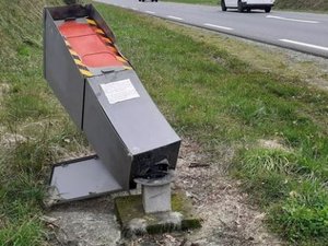 Ce radar de l'Aveyron est régulièrement pris pour cible : cette fois-ci, il a été peint en rouge et arraché