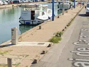 Il branche sa caravane sur un transformateur électrique qui prend feu, puis jette de l'eau sur les flammes et prive de courant toute une partie de la ville