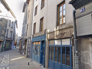 Ivre, il tue un homme chez lui d'une dizaine de coups de couteau, puis appelle les gendarmes et va faire un tour