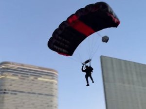 VIDÉO. Insolite : trois parachutistes sautent d'un immeuble de la Défense et se font poursuivre par la police à cheval à l'atterrissage