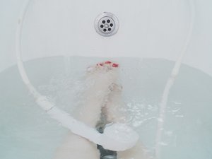 Il découvre une jeune femme en pleine crise de démence dans son bain : une rencontre improbable qui vire au cauchemar