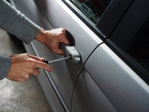 Il braque dans les voitures à Cahors, frappe un quinquagénaire qui le surprend avec une clé à molette et finit en prison à Rodez