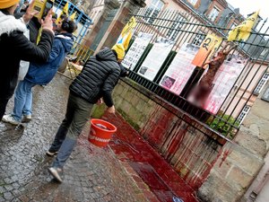 Un veau mort accroché sur une affiche de Jean Moulin à Rodez : la préfecture de l'Aveyron s'indigne, la Coordination rurale "s'excuse"