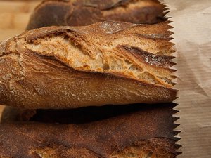 "Probablement toxique pour la reproduction humaine" : le TFA, un "super-PFAS" très présent dans le pain et le vin