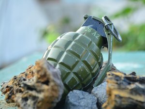 Il trouve une grenade, encore en charge, de la Première Guerre mondiale et la ramène au collège