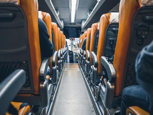 Le conducteur d'un bus trop fatigué fait conduire un collègue non-chauffeur et percute une voiture