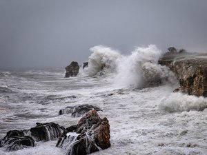 CARTE. Météo : des vagues de 3 à 8 mètres, des rafales jusqu'à 90 km/h, 18 départements placés en vigilance jaune ce dimanche