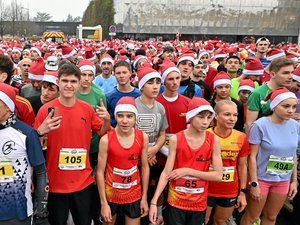EN IMAGES. Plus d'un millier de pères et mères Noël dans les rues de Rodez pour la Ronde de Noël