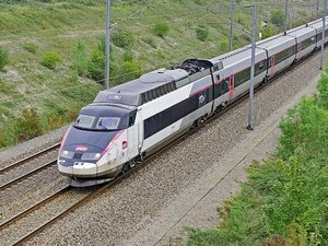 Un petit garçon de 6 ans renverse une boisson dans le TGV : sa mère le frappe violemment sous les yeux des autres voyageurs